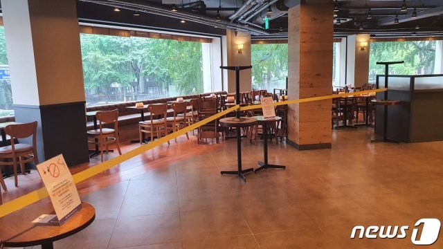 서울 종로구 광화문역 일대의 한 카페 좌석을 이용하지 못하도록 차단해 놓고 있다. © 뉴스1 DB