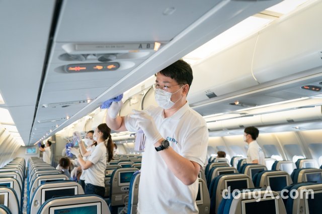 조원태 한진그룹 회장이 서울 강서구 대한항공 본사 격납고에서 항공기 내부 소독에 참여하고 있다.