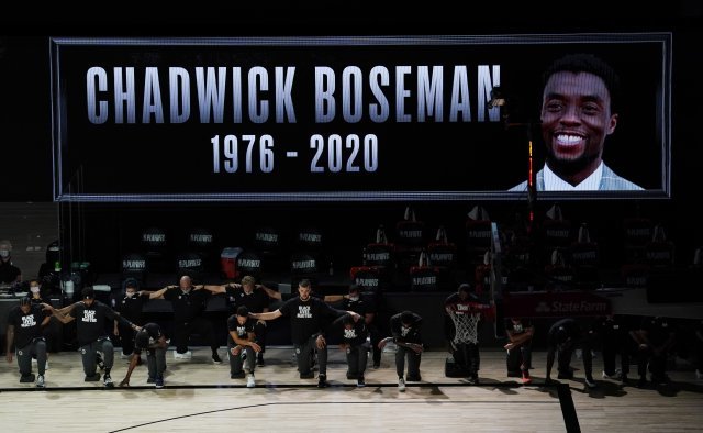 로스앤젤러스 클리퍼스 선수단이 30일(현지 시간) 댈러스 매버리스와의 경기 전 BLM(흑인 생명도 중요하다) 운동에 연대를 표하는 무릎꿇기를 하고있는 가운데 28일 암으로 사망한 배우 채드윅 보스먼을 추모하고 있다.