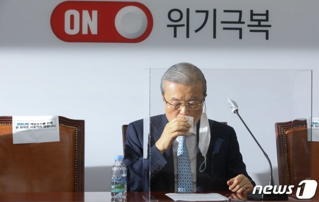 김종인 미래통합당 비상대책위원장이 31일 오전 서울 여의도 국회에서 열린 비상대책위원회의에서 목을 축이고 있다. © News1