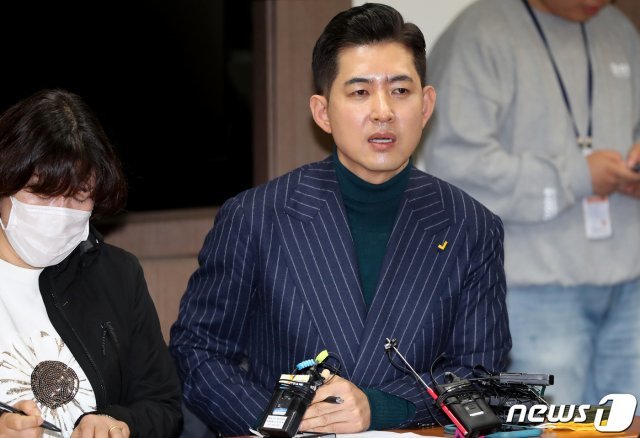 박창진 정의당 비례대표 후보가 1일 오전 인천시 중구 공공운수노조 인천공항지역지부 사무실에서 열린 ‘한시적 해고 금지 긴급선포를 위한 노동자-정의당 간담회’에서 발언하고 있다. 2020.4.1/뉴스1 © News1