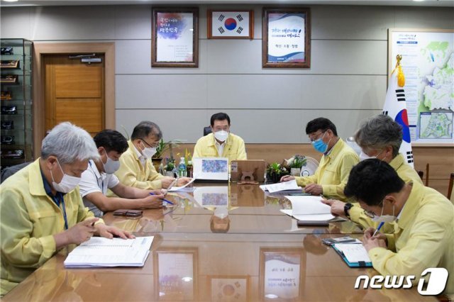 광복절 광화문 집회에 참석했다가 확진 판정을 받은 교인이 교회 예배에 참석하면서 신도 28명이 집단감염된 가운데 광주시가 26일 긴급 회의를 열고 대책을 논의하고 있다.(광주시 제공)2020.8.26/뉴스1 © News1