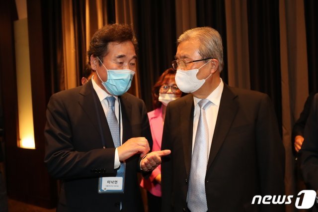 이낙연 더불어민주당 의원과 김종인 미래통합당 비상대책위원장이 15일 서울 신라호텔에서 열린 한국경영자총협회 창립 50주년 기념행사에서 대화를 나누고 있다. 2020.7.15 © News1