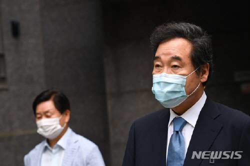 자가격리를 마친 이낙연 더불어민주당 대표가 31일 서울 종로구 자택을 나서고 있다. 뉴시스