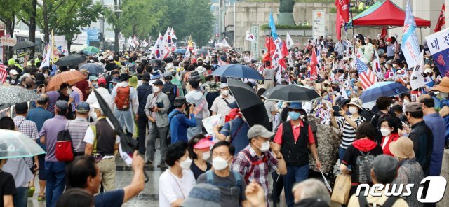 지난 15일 서울 종로구 광화문광장에서 집회하는 보수단체 회원들. /뉴스1DB © News1