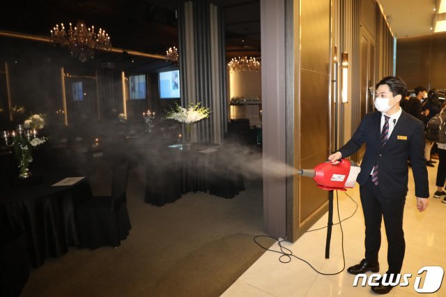 수도권의 ‘사회적 거리두기’ 2.5단계 시행을 하루 앞둔 29일 오후 서울 강남구의 한 웨딩홀에서 관계자가 방역에 나서고 있다. 2020.8.29 © News1