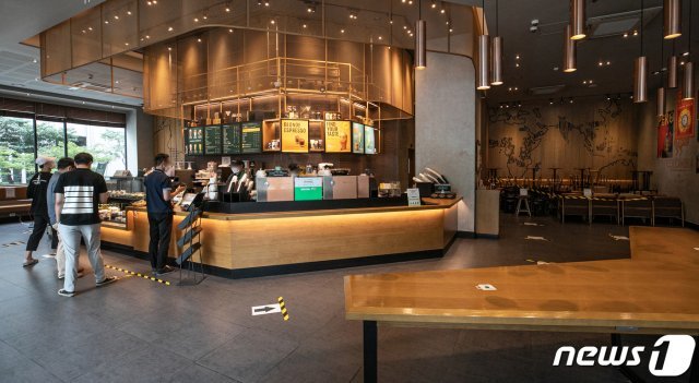 수도권 지역의 신종 코로나바이러스 감염증(코로나19) 확산을 막기 위해 사회적 거리두기 2.5단계 조치가 시행되고 있는 31일 서울 시내의 한 프랜차이즈형 커피전문점을 찾은 시민들이 음료 주문을 하고 있다. 수도권에 사회적 거리두기 2.5단계가 시행됨에 따라 일반음식점, 휴게음식점, 제과점 등은 21시부터 다음날 05시까지 포장·배달 주문만 가능한 제한 영업을 실시하고 프랜차이즈형 커피전문점은 영업시간과 관계없이 포장·배달 주문만 가능하다. 2020.8.31/뉴스1 © News1