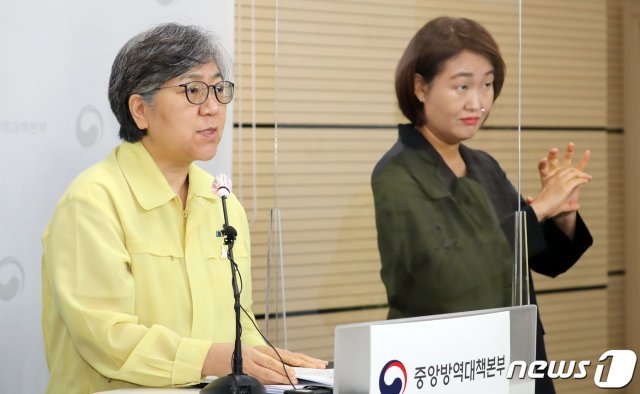 정은경 중앙방역대책본부장(질병관리본부장)이 31일 충북 청주시 질병관리본부 브리핑실에서 코로나19 국내발생현황 브리핑을 하고 있다. 이날 0시 기준 코로나19 확진자는 248명으로 누적확진자는 총 1만 9947명으로 늘었다. 정 본부장은 “이번주는 사회적 거리두기를 얼마나 철저히 실행해 전파 연결고리를 끊는가에 따라 코로나19 통제에 매우 중요한 한 주가 될 것“이라고 말했다. 2020.8.31/뉴스1 © News1