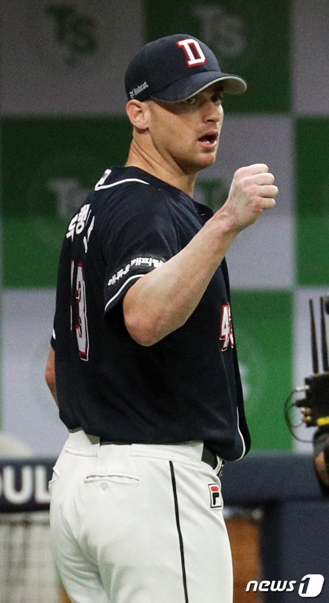 25일 오후 서울 구로구 고척스카이돔에서 열린 프로야구 2019 신한은행 마이카 KBO리그 한국시리즈 3차전 두산 베어스와 키움 히어로즈의 경기에서 6회까지 무실점으로 막은 두산 선발 후랭코프가 기뻐하고 있다. 2019.10.25/뉴스1 © News1