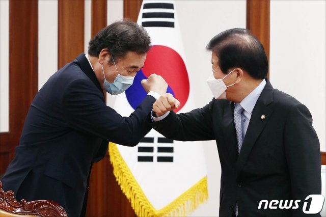 이낙연 더불어민주당 신임 대표가 31일 오후 서울 여의도 국회에서 박병석 국회의장을 예방하고 있다. 2020.8.31/뉴스1 © News1