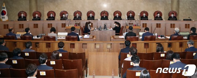 김명수 대법원장과 대법관들이 5월20일 오후 서울 서초구 대법원 대법정에서 열린 전국교직원노동조합(전교조) 법외노조 통보 처분 취소 소송 상고심 공개 변론에 참석해 자리에 앉아 있다. 2020.5.20/뉴스1 © News1