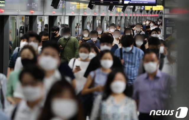 신종 코로나바이러스 감염증(코로나19) 재확산으로 인한 사회적 거리두기 2.5단계로 강화된 가운데 31일 서울 종로구 광화문역에서 마스크를 쓴 시민들이 출근하고 있다. 서울시는 오는 6일까지를 ‘천만시민 멈춤주간’으로 선포했다. 2020.8.31/뉴스1 © News1