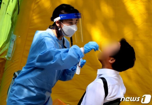 코로나19 검체 검사. 출처= 뉴스1