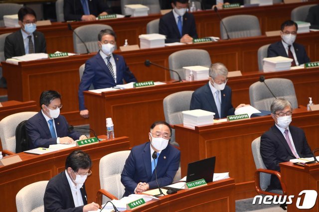 홍남기 경제부총리 겸 기획재정부 장관이 31일 서울 여의도 국회에서 열린 예산결산특별위원회 부별심사에서 발언하고 있다. 2020.8.31/뉴스1 © News1