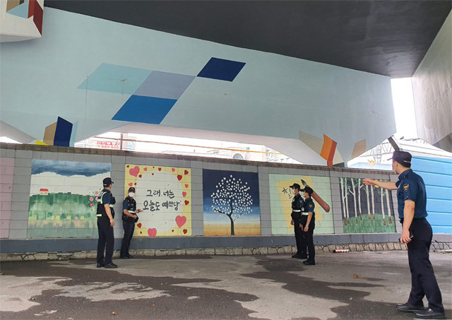 인천 미추홀경찰서 주안역지구대 소속 경찰관들이 최근 벽화를 그려 놓은 숙골고가 아래 교각을 둘러보고 있다. 다음 달에는 야간에 이 주변을 지나는 주민을 위해 조명을 설치할 계획이다. 인천지방경찰청 제공