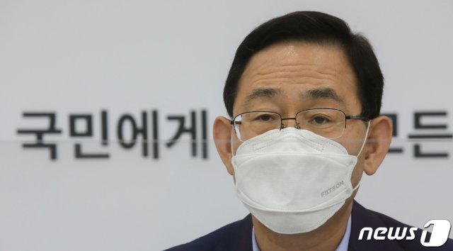 주호영 미래통합당 원내대표가 31일 오후 서울 여의도 국회에서 열린 긴급 기자간담회에서 발언하고 있다. 2020.8.31 © News1