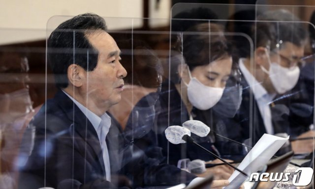 정세균 국무총리가 1일 오전 서울 종로구 정부서울청사에서 열린 국무회의에서 모두발언을 하고 있다. 2020.9.1 © News1