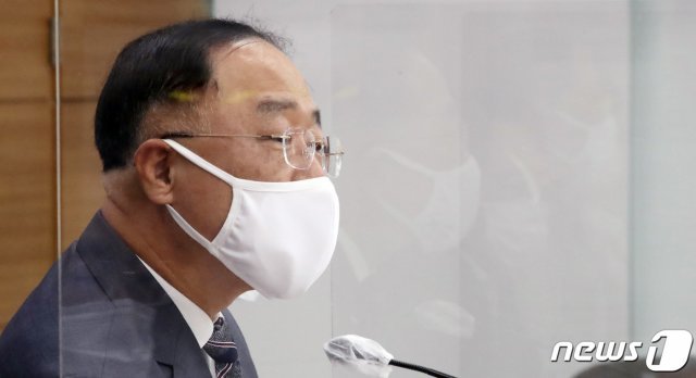 홍남기 경제부총리 겸 기획재정부 장관이 지난 27일 정부세종청사 기재부 브리핑실에서 2021년 예산안 브리핑을 하고 있다. 내년 예산안 총지출 규모는 올해보다 43조 5000억원(8.5%) 늘어난 555조 8000억원 규모이며 이는 올해 3차 추경규모 대비로는 1.6% 늘어난 수준이다. 내년 예산안 4대 투자 중점으로는 ‘빠르고 강한 경제 회복, 미래 성장동력 확보, 포용적 고용·사회안전망 공고화, 국민안전과 삶의 질 제고’이다. 2020.9.1 © News1