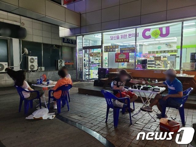 서울시는  시내 편의점에서 오후 9시 이후 취식 행위가 금지된다고 1일 밝혔다./뉴스1 © News1