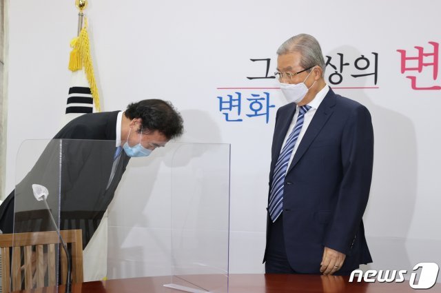 이낙연 더불어민주당 대표가 1일 오전 서울 여의도 국회에서 김종인 미래통합당 비대위원장을 예방, 인사를 하고 있다. 2020.9.1/뉴스1 © News1