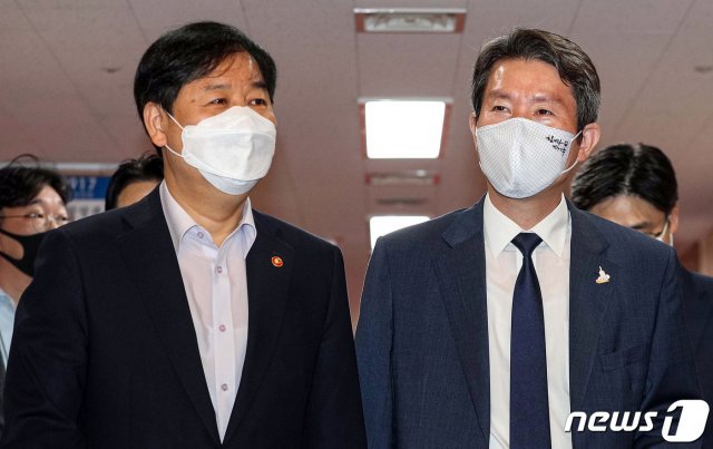 이인영(오른쪽) 통일부 장관과 구윤철 국무조정실장이 1일 서울 종로구 정부서울청사에서 열린 국무회의에 참석하고 있다. 2020.9.1/뉴스1 © News1