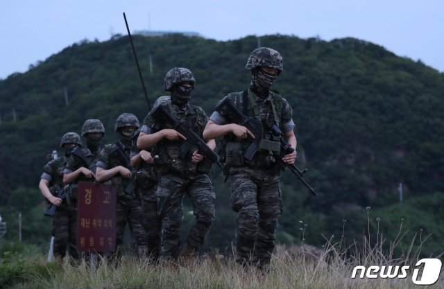 해병대 장병들이 해안선을 순찰하고 있다.(자료사진) 2020.6.18/뉴스1 © News1