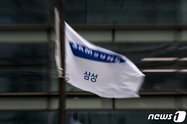 서울 서초구 삼성전자 사옥에 깃발이 바람에 흔들리고 있다./뉴스1 © News1