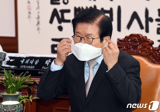 박병석 국회의장이 20일 오전 서울 여의도 국회 의장실에서 열린 여야 원내대표 정례회동에서 마스크를 착용하고 있다. 2020.8.20/뉴스1 © News1