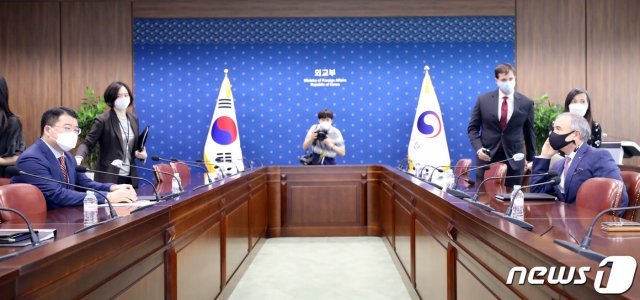 최종건 외교부 1차관과 해리 해리주한 미국대사가 31일 오후 서울 종로구 외교부청사에서 면담하고 있다. 2020.8.31/뉴스1 © News1