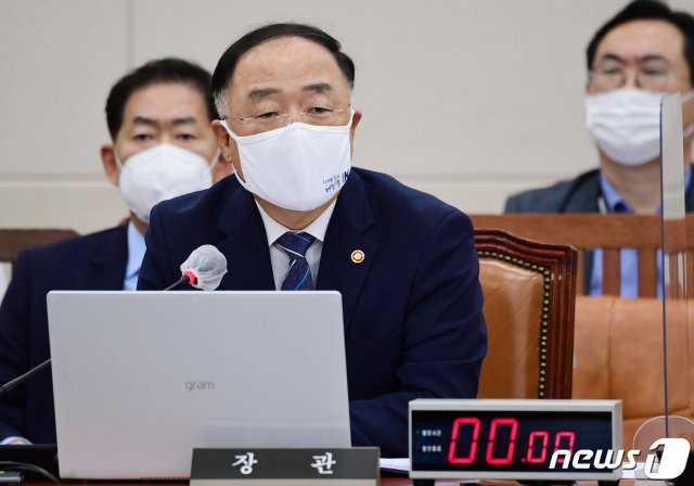 홍남기 경제부총리 겸 기획재정부 장관이 1일 서울 여의도 국회에서 열린 기획재정위원회 전체회의에서 의원들의 질의에 답변하고 있다. 2020.9.1/뉴스1 (서울=뉴스1)