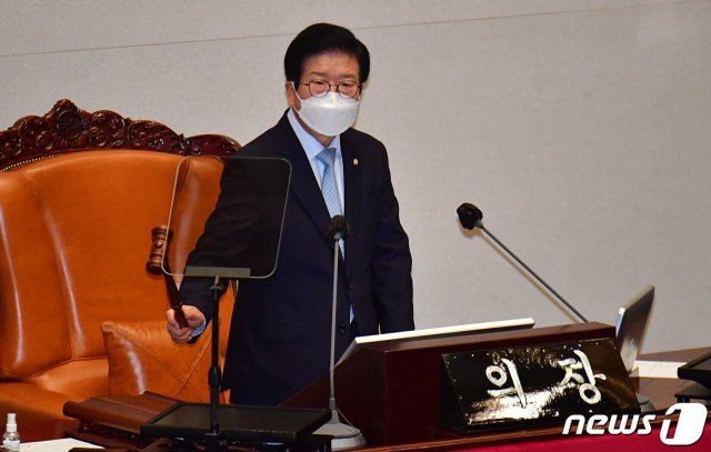 박병석 국회의장이 1일 오후 서울 여의도 국회에서 열린 제382회 국회(정기회) 개회식 및 1차 본회의에서 의사봉을 두드리고 있다. 2020.9.1/뉴스1 © News1