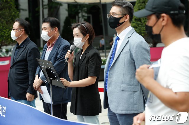 1일 오후 서울 광화문 광장에서 열린 815비대위·사랑제일교회 변호인단 공동 기자회견에서 강연재 변호사가 발언하고 있다. 2020.9.1/뉴스1 © News1