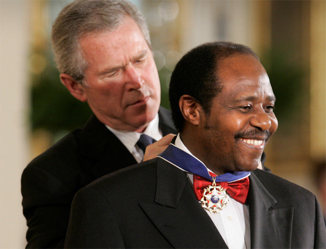 조지 W 부시 전 미국 대통령(왼쪽)이 2005년 ‘호텔 르완다’의 실제 주인공으로 알려진 폴 루세사바기나에게 미 최고훈장 ‘자유의 메달’을 수여하고 있다. 워싱턴=AP 뉴시스