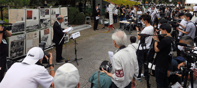 1일 일본 도쿄 요코아미초 공원에서 ‘간토대지진 조선인 희생자 추도식’이 열리고 있다. 신종 코로나바이러스 감염증(코로나19) 확산 우려로 일반인 추도는 금지됐다. 주최 측은 온라인을 통해 이날 행사를 생중계했다. 아사히신문 제공