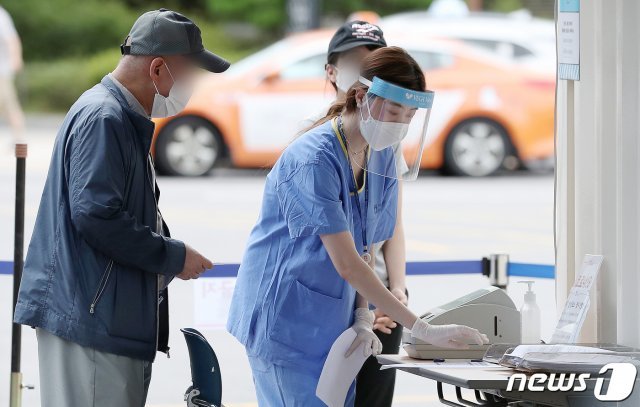 1일 오전 서울 중랑구 서울의료원 선별진료소에서 시민들이 검사를 기다리고 있다./뉴스1 © News1