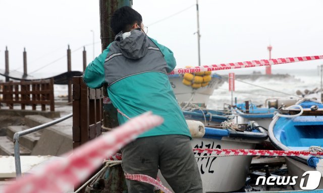 제9호 태풍 ‘마이삭(MAYSAK)’이 북상 중인 2일 오전 제주 서귀포시 보목동 보목포구 앞바다에서 현장에 출동한 공무원들이 급히 안전띠를 설치하고 있다. 2020.9.2 © News1