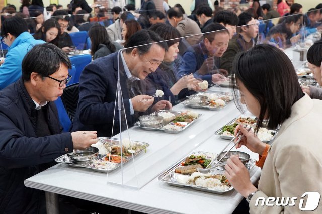 서울 동대문구는 구내식당에 코로나19 감염 확산 방지를 위해 아크릴 재질의 투명 칸막이를 설치했다. (동대문구 제공) 2020.3.23