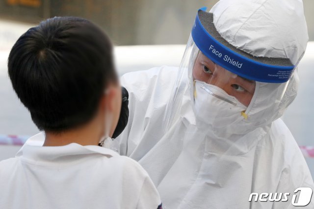 신종 코로나바이러스 감염증(코로나19) 검사. /뉴스1 DB © News1