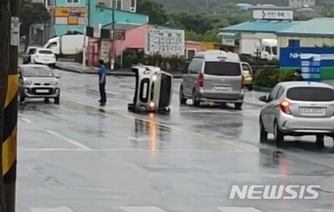 태풍 ‘마이삭’ 강풍에 차량 전도 사고. 뉴시스