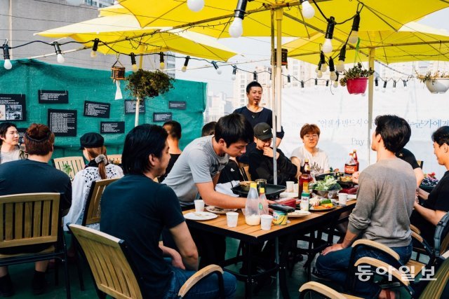 K2인터내셔널코리아의 서울 성북구 공동생활시설에서 은둔 경험을 가진 청년들이 대화를 나누고 있다.