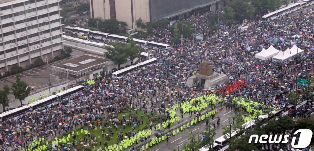 보수단체 회원들이 15일 서울 종로구 광화문광장에서 집회를 하며 청와대로 행진하고 있다. 2020.8.15/뉴스1 © News1