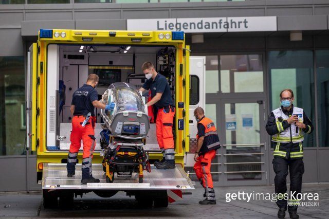 지난달 22일 독일 병원에 도착한 알렉세이 나발니. 사진출처 | (GettyImages)/코리아