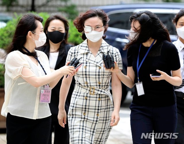 조국 전 법무부 장관의 배우자 정경심 동양대학교 교수가 3일 오전 서울 서초구 서울중앙지방법원에서 열린 사모펀드 및 자녀 입시비리 등 혐의 관련 공판에 출석하고 있다. 뉴시스