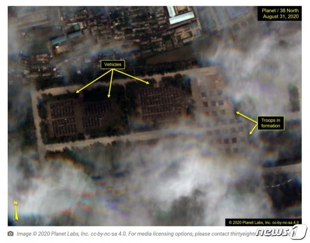 북한 전문 웹사이트 38노스가 분석한 미림비행장 위성사진. 주차되어 있는 차량들과 병력들이 대열을 이루고 있다. (38노스 홈페이지 캡처화면)