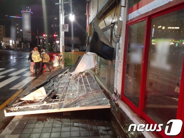 제9호 태풍 마이삭이 북상한 지난 2일 오후 6시 56분쯤 부산 사상구 엄궁동의 한 거리에 간판이 추락해 소방대원들이 안전조치를 하고 있다. (부산소방본부 제공) 2020.9.3