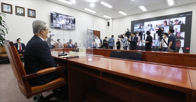 김종인 국민의힘 비상대책위원장이 3일 오전 서울 여의도 국회에서 열린 비대위원장 취임 100일 기자회견에서 온라인 화상회의 시스템을 활용해 취재진의 질문에 답변하고 있다. 사진=뉴스1