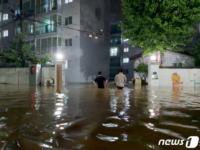 제 9호 태풍 마이삭의 영향으로 많은 비가 내린 지난 2일 오후 강원 양양군 서문2리 일대가 물에 잠겨 있다. 양양군에 따르면 이날 시간당 최대 124.5㎜ 기록적인 폭우가 쏟아졌다.(양양군청 제공) 2020.9.3/뉴스1 © News1