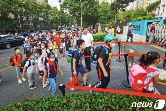 1일 중국 장쑤성 난징의 한 초등학교가 개학해 학생들이 등교하고 있다. 출처= 뉴스1