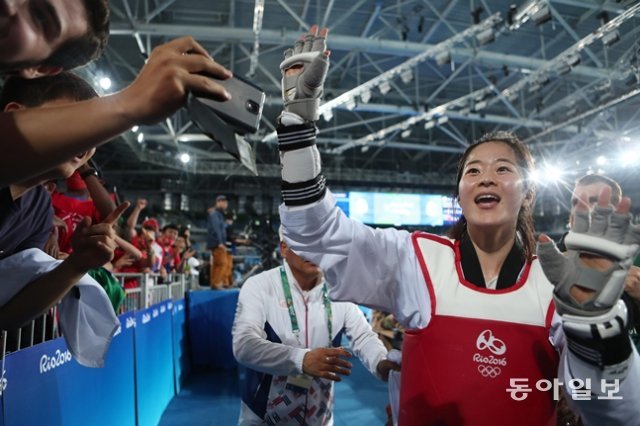 한국 태권도 국가대표 오혜리가 2016 리우데자네이루 올림픽 여자 태권도 67㎏급에서 금메달을 따낸 뒤 팬들과 함께 기뻐하고 있다. 동아일보DB