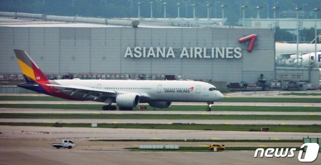 사진은 인천공항 제1터미널에 계류돼 있는 아시아나항공 여객기의 모습. 2020.8.27/뉴스1 © News1